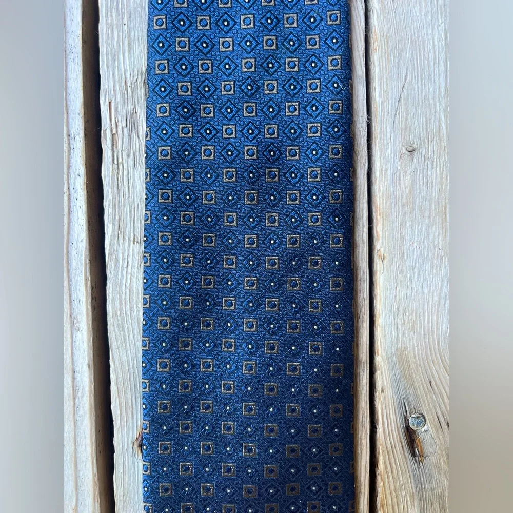 Brooks Brothers Navy & Gold Geometric Silk Tie – Made in USA w/ Italian Fabric - Picture 6 of 13